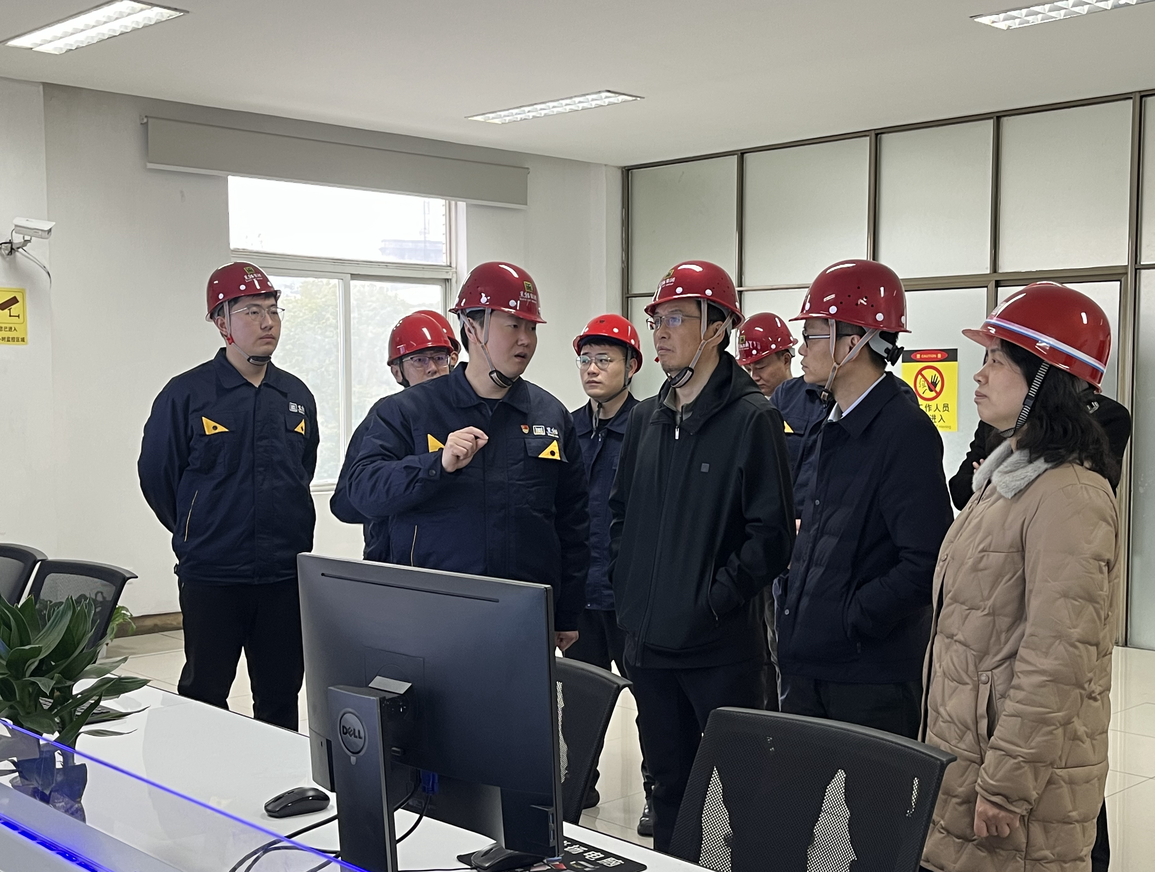 圖1 炭黑5、6號生產(chǎn)線調(diào)控室（集團(tuán)總部 彭佳敏攝）.jpg